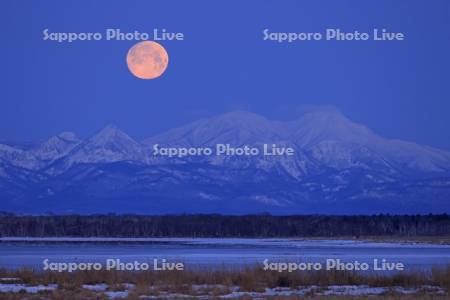 満月（スノームーン）と山並み