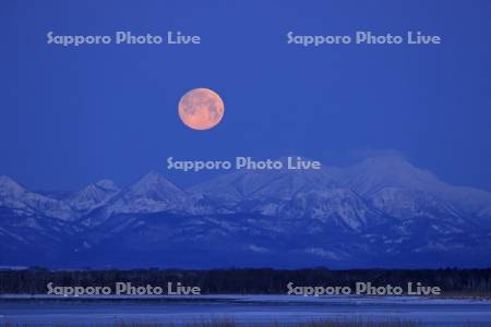 満月（スノームーン）と山並み