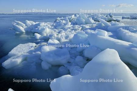 オホーツク海の流氷と国後島