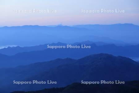 鷹狩山から朝の山並み