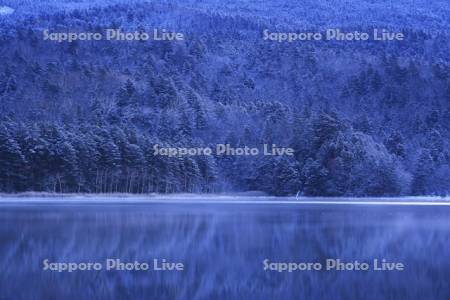 新雪のオンネトーの朝