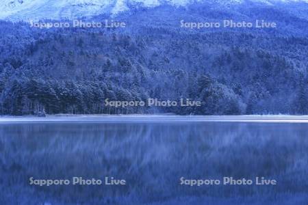 新雪のオンネトーの朝