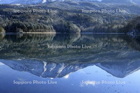 オンネトーに映る新雪の雌阿寒岳と阿寒富士