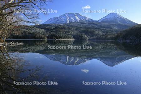 オンネトーと新雪の雌阿寒岳と阿寒富士