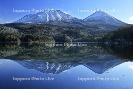 オンネトーと新雪の雌阿寒岳と阿寒富士