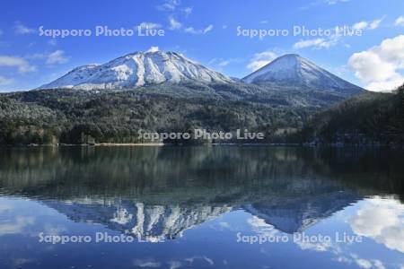 オンネトーと新雪の雌阿寒岳と阿寒富士