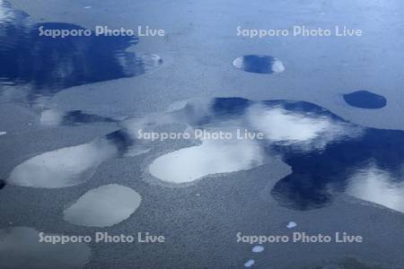 凍るオンネトーの湖面