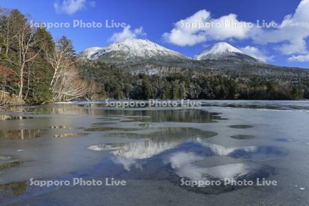 凍るオンネトーと雌阿寒岳と阿寒富士