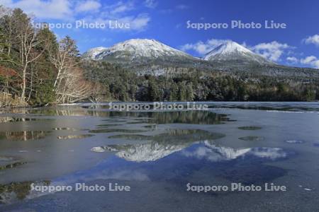 凍るオンネトーと雌阿寒岳と阿寒富士