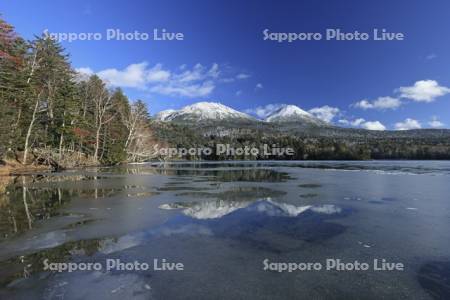 凍るオンネトーと雌阿寒岳と阿寒富士