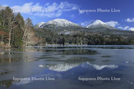凍るオンネトーと雌阿寒岳と阿寒富士