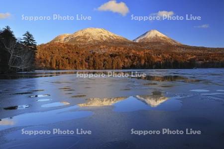 凍るオンネトーと夕焼けの雌阿寒岳と阿寒富士