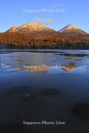 凍るオンネトーと夕焼けの雌阿寒岳と阿寒富士
