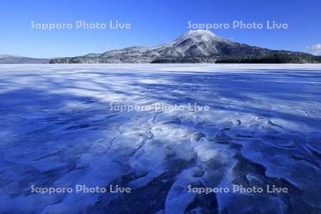凍る阿寒湖と雄阿寒岳