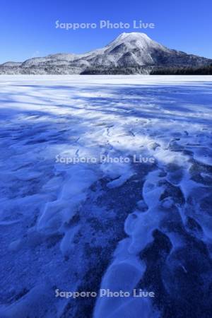 凍る阿寒湖と雄阿寒岳