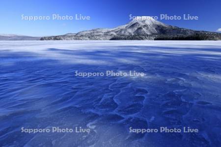 凍る阿寒湖と雄阿寒岳