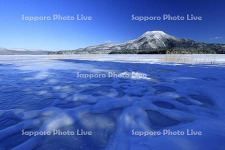 凍る阿寒湖と雄阿寒岳