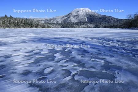 凍る阿寒湖と雄阿寒岳