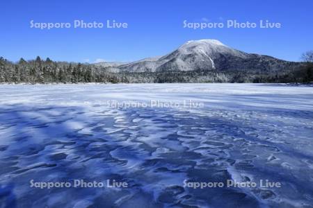 凍る阿寒湖と雄阿寒岳