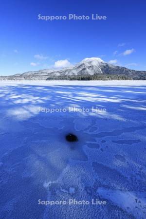 凍る阿寒湖と雄阿寒岳