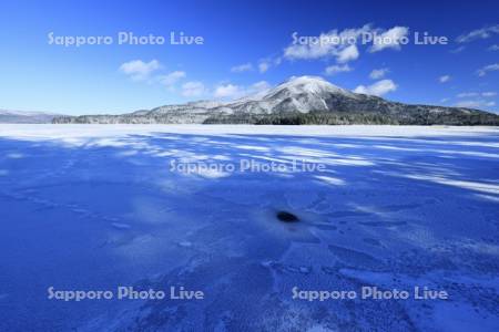 凍る阿寒湖と雄阿寒岳