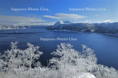 第一展望台から霧氷の摩周湖と摩周岳