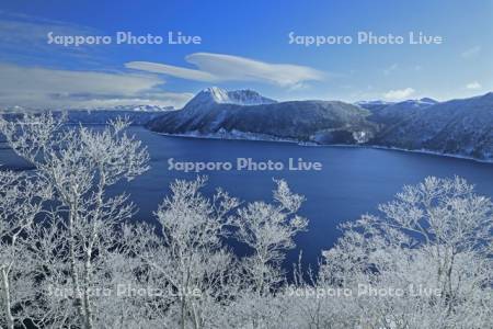 第一展望台から霧氷の摩周湖と摩周岳