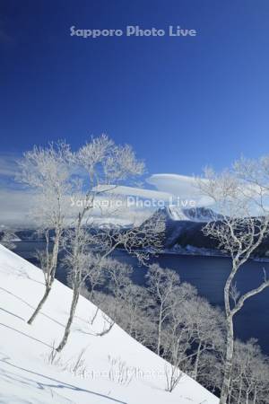 第一展望台から霧氷の摩周湖と摩周岳