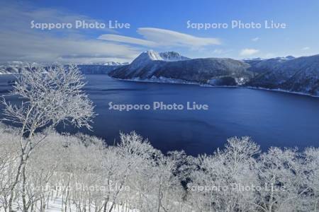 第一展望台から霧氷の摩周湖と摩周岳