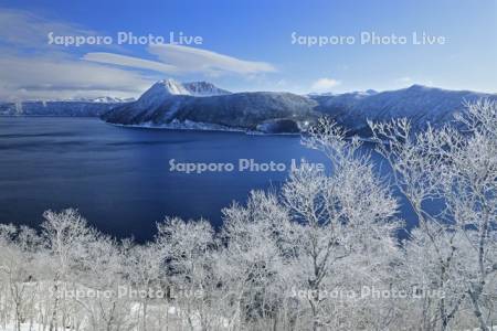 第一展望台から霧氷の摩周湖と摩周岳
