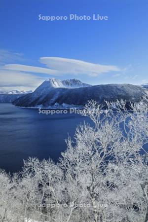 第一展望台から霧氷の摩周湖と摩周岳