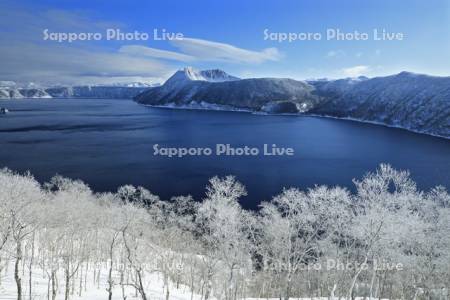 第一展望台から霧氷の摩周湖と摩周岳