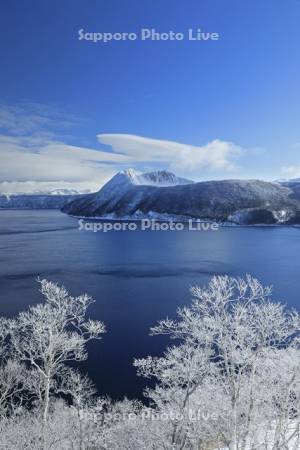 第一展望台から霧氷の摩周湖と摩周岳