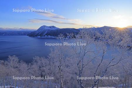 第一展望台から朝日と霧氷の摩周湖と摩周岳