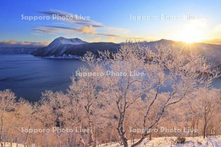 第一展望台から朝日と霧氷の摩周湖と摩周岳