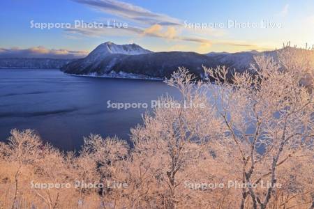 第一展望台から朝焼けの霧氷と摩周湖と摩周岳