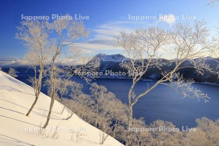 第一展望台から朝の霧氷の摩周湖と摩周岳
