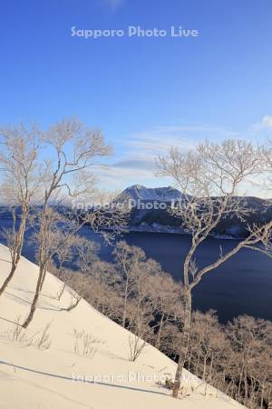 第一展望台から朝の霧氷の摩周湖と摩周岳