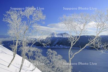 第一展望台から霧氷の摩周湖と摩周岳