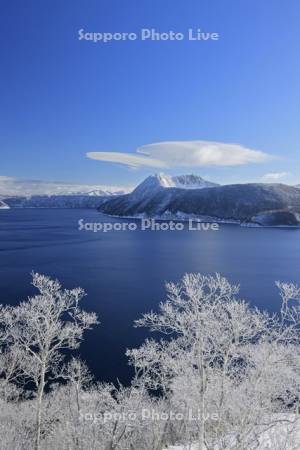 第一展望台から霧氷の摩周湖と摩周岳
