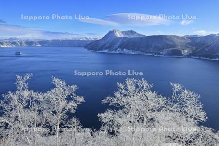 第一展望台から霧氷の摩周湖と摩周岳