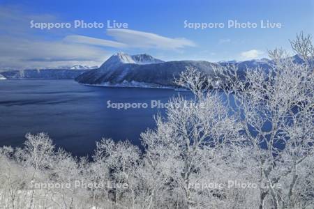 第一展望台から霧氷の摩周湖と摩周岳
