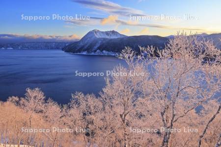 第一展望台から朝焼けの霧氷と摩周湖と摩周岳