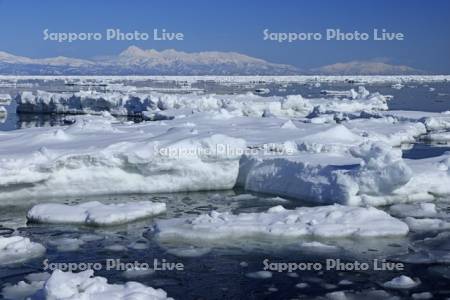 野付半島から流氷と知床連峰・世界遺産