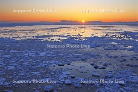 能取岬より知床連峰からの日の出と流氷・世界遺産