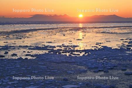 能取岬より知床連峰からの日の出と流氷・世界遺産