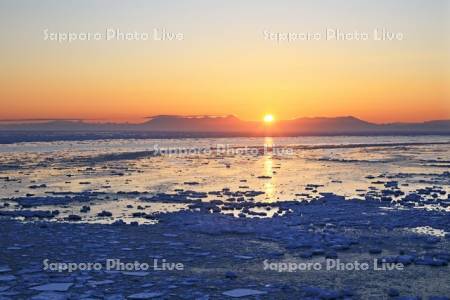 能取岬より知床連峰からの日の出と流氷・世界遺産