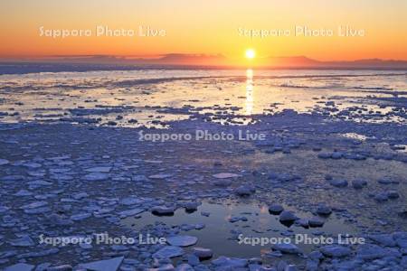 能取岬より知床連峰からの日の出と流氷・世界遺産