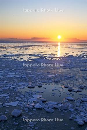 能取岬より知床連峰からの日の出と流氷・世界遺産