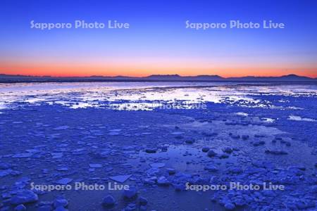 能取岬から朝焼けの知床連峰と流氷・世界遺産